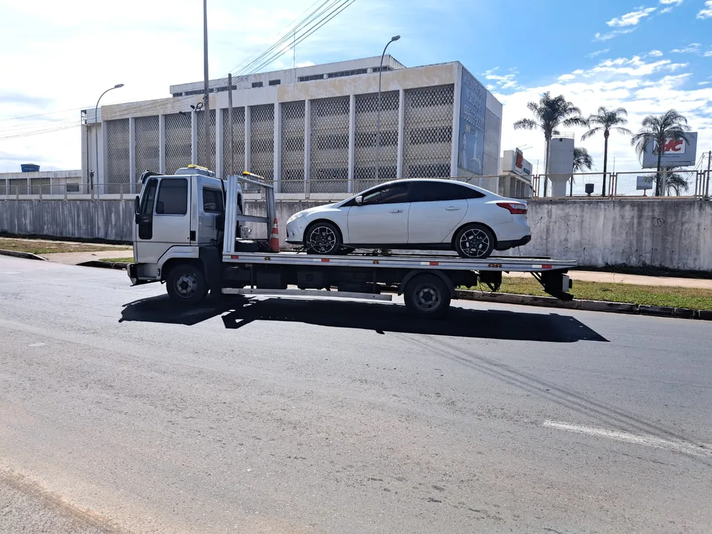 Guincho para carros carregando um automóvel de passeio em Brasília