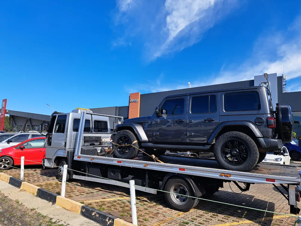 Guincho para SUV Jeep sendo transportado no Distrito Federal