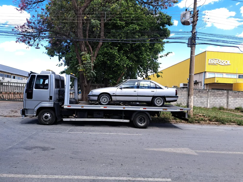 Remoção e transporte de veículo sobre plataforma em Brasília