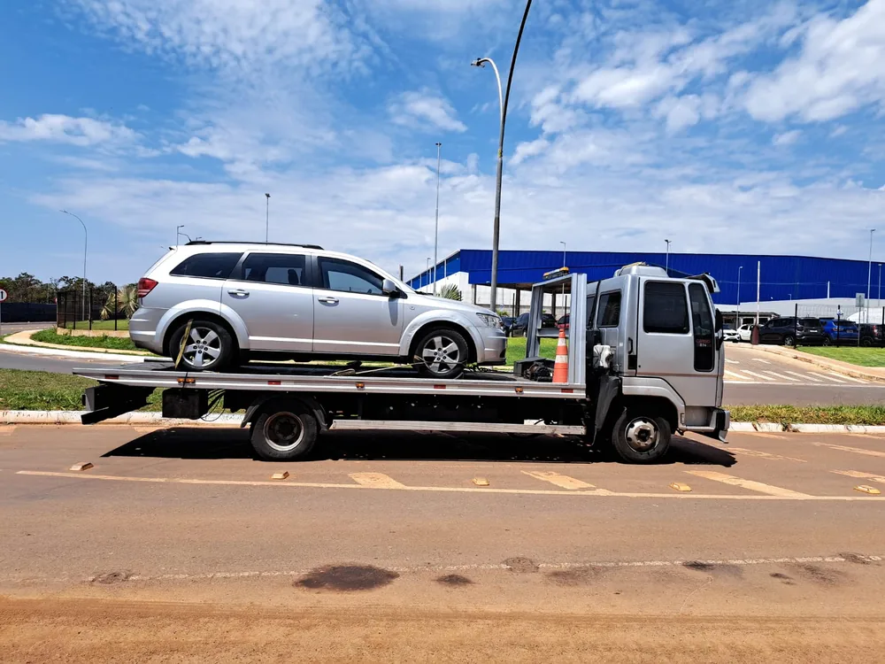 Transporte de veículo sobre plataforma pela AP Transportes no DF